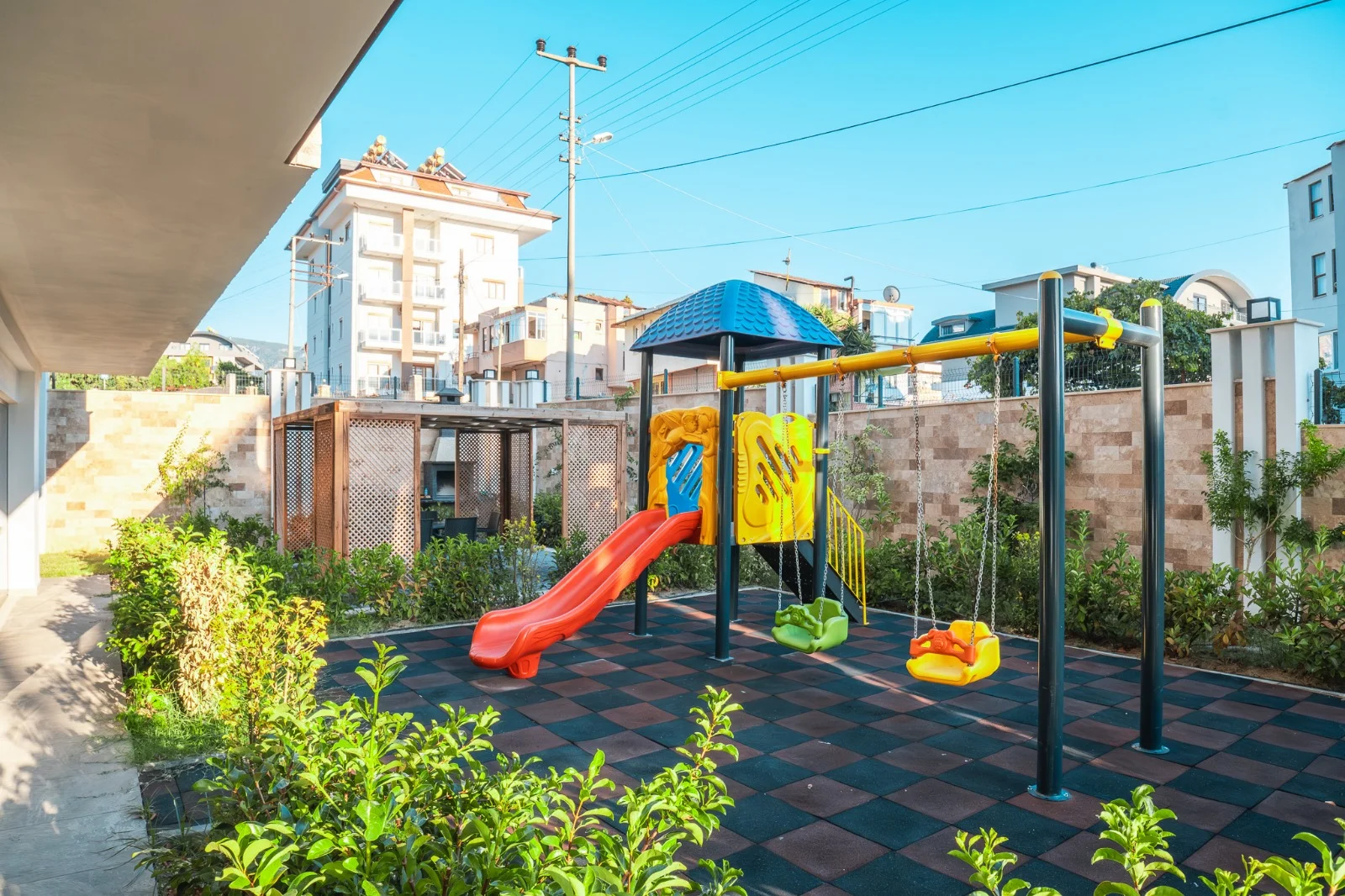 Spielplatz und Pavillon