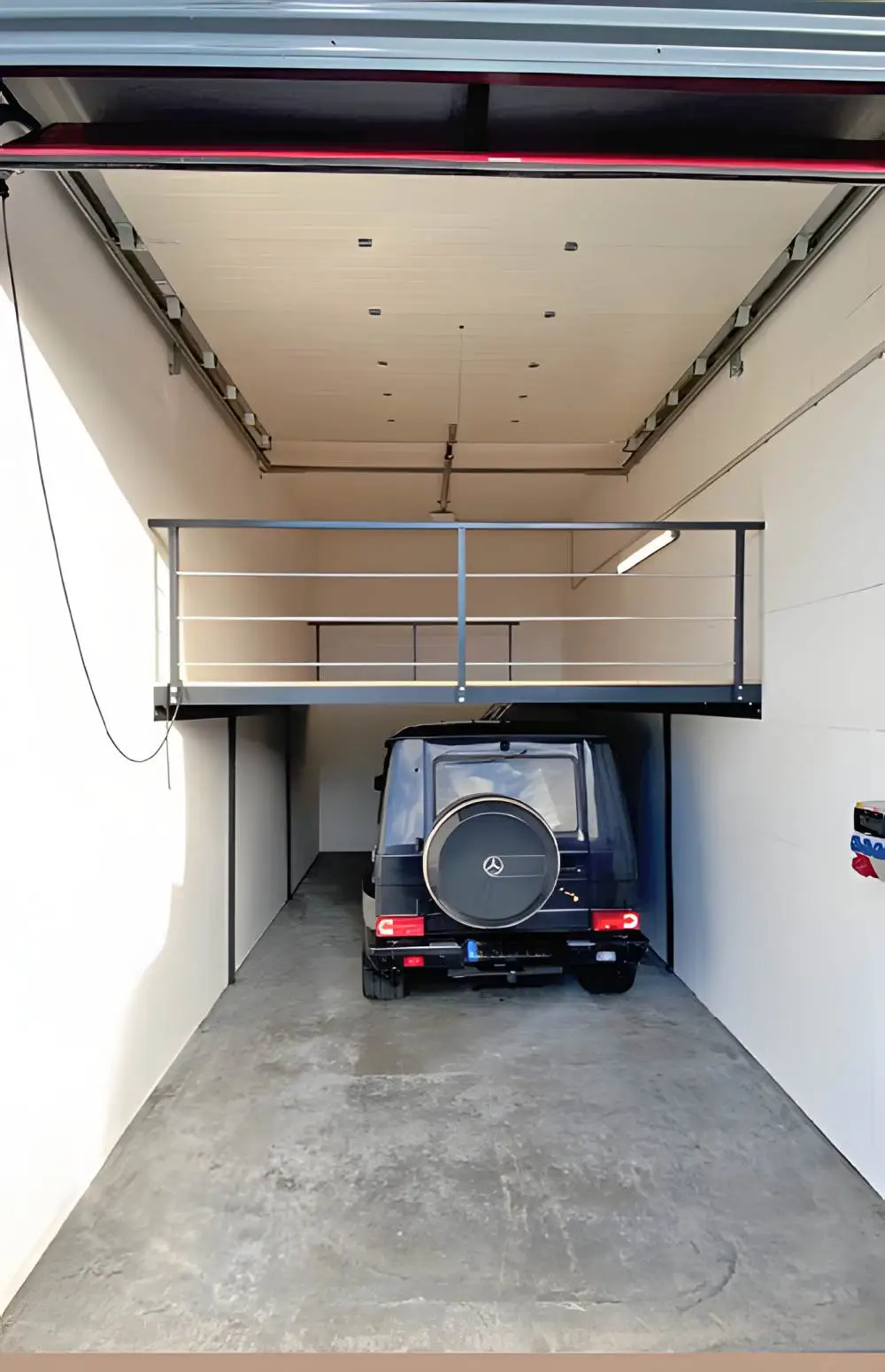 Einzelgarage mit Bühne oberhalb des Stellplatzes