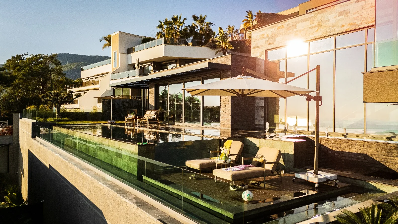 Terrasse mit Pool